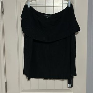 Has original tags. Size M/L off shoulder